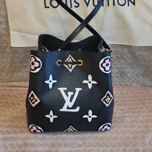 NeoNoe Wild at Heart Louis Vuitton Black Monogram Neo Noe Cross Body Bag - Picture 10 of 17
